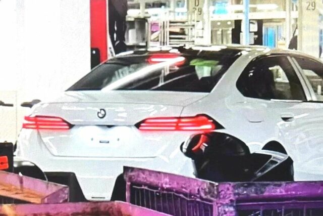 신형 BMW 5시리즈 후미등 디자인은 이런 모습…”위장막 없이 포착”
