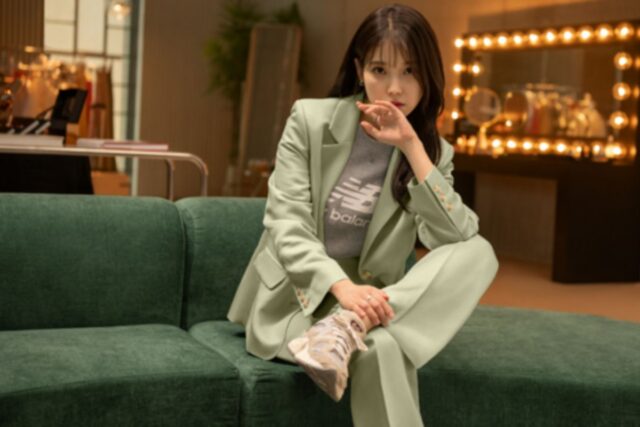 아이유, 슈트셋업&스니커즈로 광고 촬영장 빛내