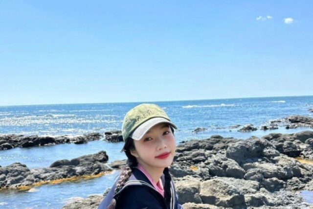 레드벨벳 조이 프레클 자켓 페미닌한 여행룩