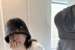박지현 디올 티셔츠 리올그 버킷햇 꾸안꾸 사복패션