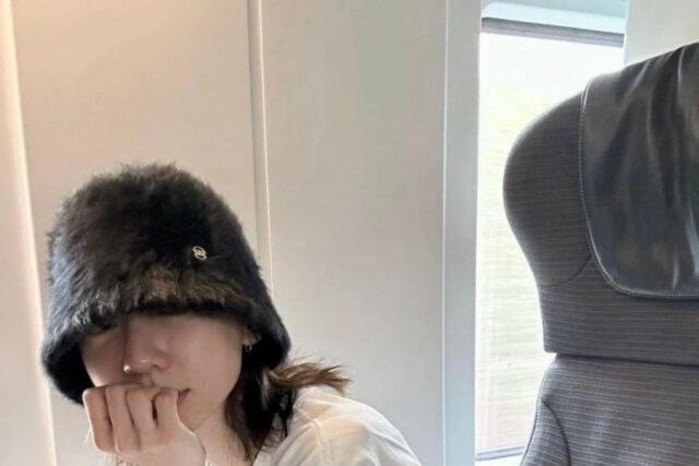 박지현 디올 티셔츠 리올그 버킷햇 꾸안꾸 사복패션