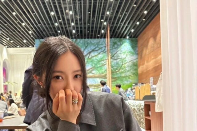 효민 미우미우 크롭 자켓 Y2K무드 꾸안꾸 사복패션