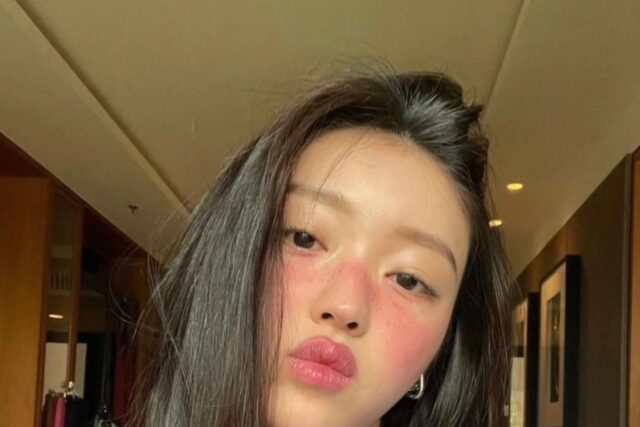 오마이걸 유아 루에브르 니트 페미닌룩 여성니트 추천