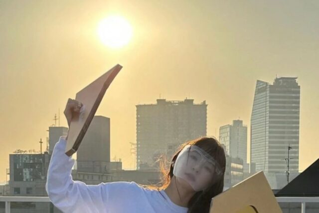 강민경 아비에무아 티셔츠 바람막이 구매욕구 일으키는 봄 패션템