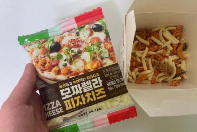 모짜렐라 피자치즈 가득 뿌린 로칼컵밥 치즈불막창볶음밥
