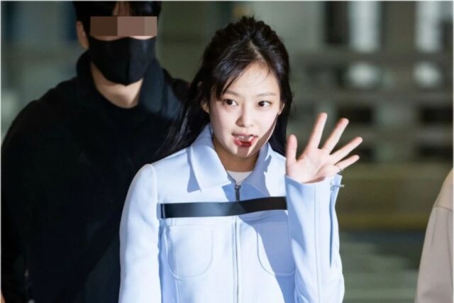 제니 공항패션 꾸레주 자켓 스커트 유니크하고 힙한 러블리룩 완성