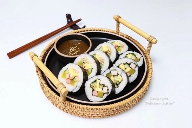 [2년 전 오늘] 김밥 담백하게 말아 연겨자소스에 콕! 주말 한그릇요리 집밥