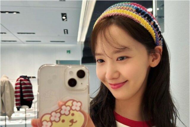 윤아 7만원대 반팔티 미우미우 크로셰 헤어밴드 미리 준비하는 여름코디