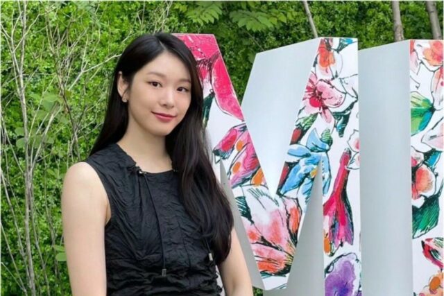 김연아 디올뷰티 행사장 민소매 블랙 원피스 & 디올 레이디백 마이크로 코디
