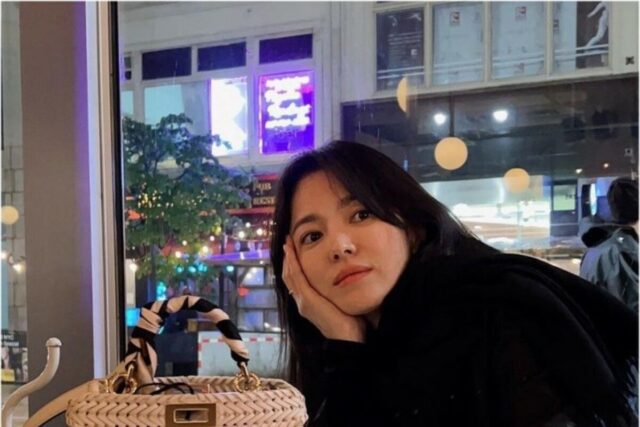 송혜교 멧갈라 공항패션 펜디 피카부백 스몰 카멜리아 브레이드 가격은?