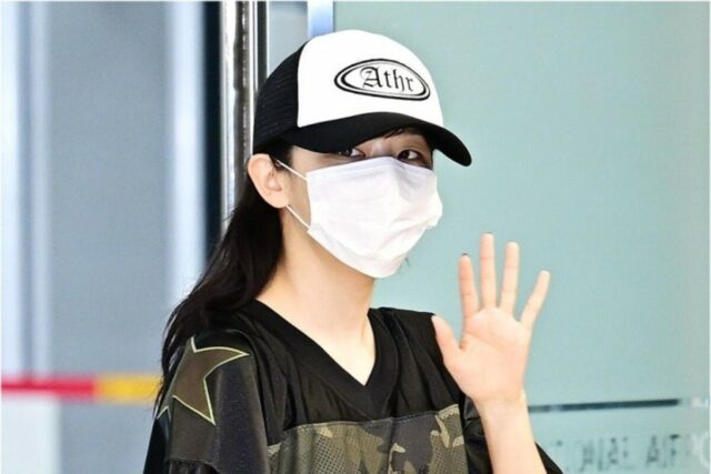 슬기 사복 공항패션 크록스샌들 풋볼티셔츠 블록코어룩 코디
