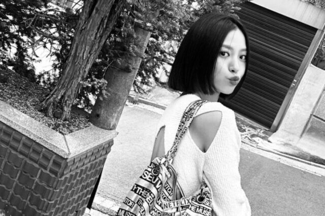 고민시 더뮤지엄비지터 가방 유니크한 디자인 여자가방 추천
