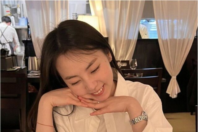 안소희 시계 요즘 사복 패션에서 자주 보이는 까르띠에 발롱 블루 가격은?