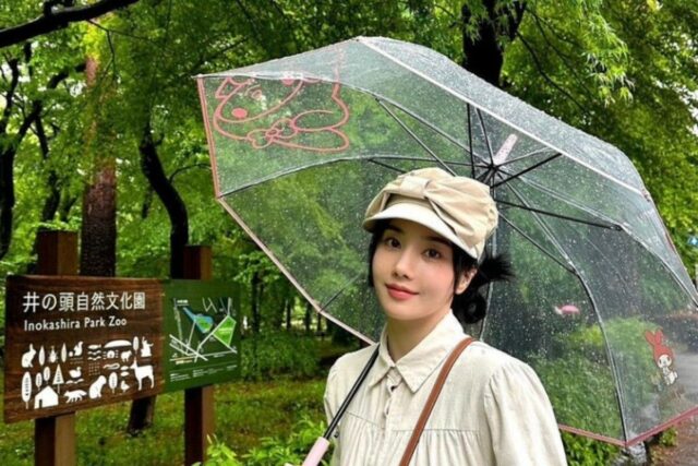 권은비 힙&유니크한 여행룩 어썸니즈 모자, 셀린느 가방
