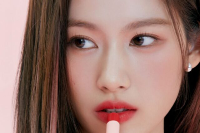 무결점 피부와 매혹적인 립… 트와이스 사나, 시크&청순 메이크업