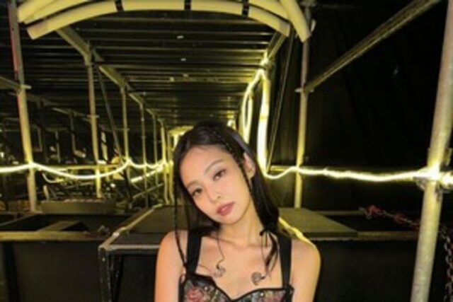 제니가 완판시킨 꽃무늬 탱크톱… 진짜 이 가격이라고?
