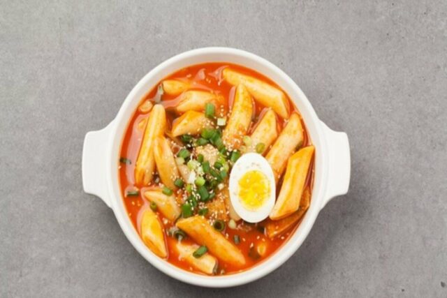 “50배 치솟은 떡볶이 가격”… 국민 간식이 사라진다 [Z시세]