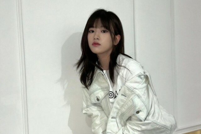 안유진 화이트룩 완벽 그 잡채! 자켓 가방 제품은 무엇?