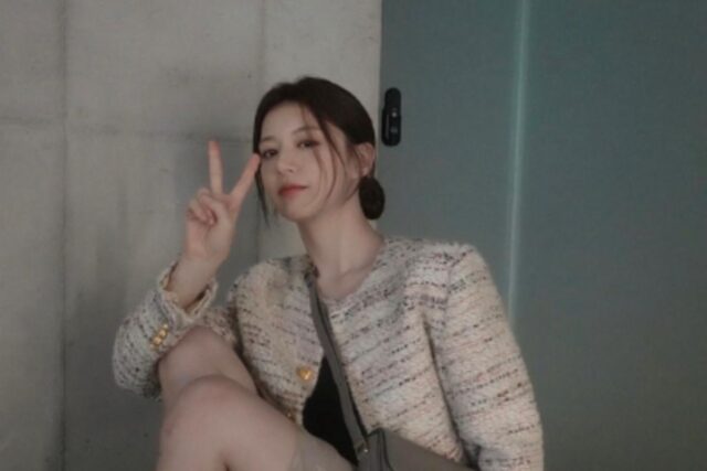 고급스러운 페미닌룩. 새틴 스커트 코디. 고윤정 인스타그램 패션. 셀린느