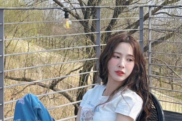 이나연 키치한 흰티+청바지 코디 아이템은?