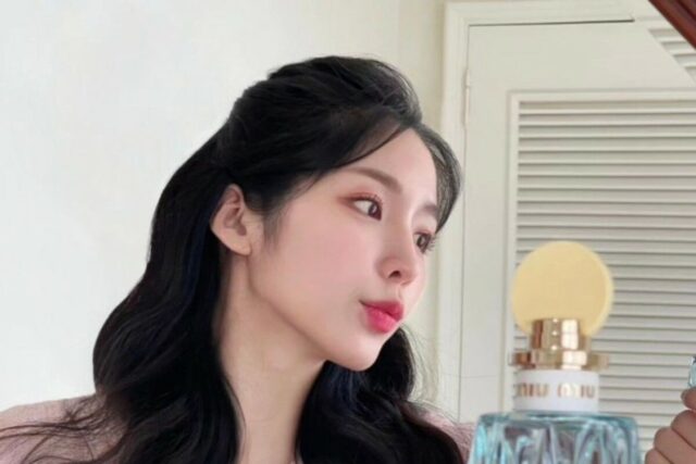 성해은 러블리한 핑크 반팔 블라우스,트위드자켓 어디꺼?