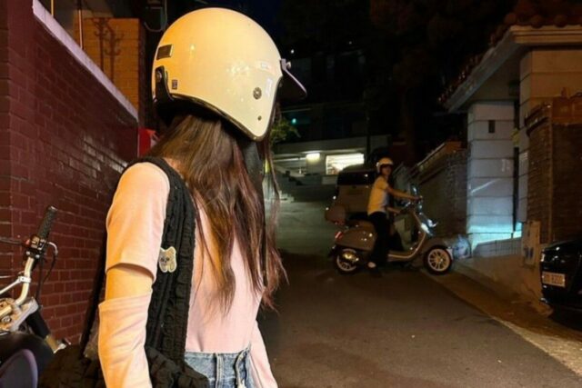 한소희 자유분방 개성있는 사복패션 티셔츠 스커트 가방