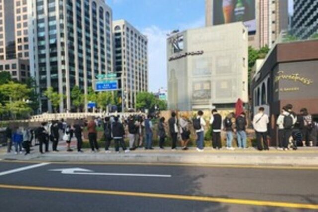 [체험기] 출근 전 오픈런 도전…청계천으로 선생님을 부른 ‘블루 아카이브’ 스승의 날 특별 이벤트