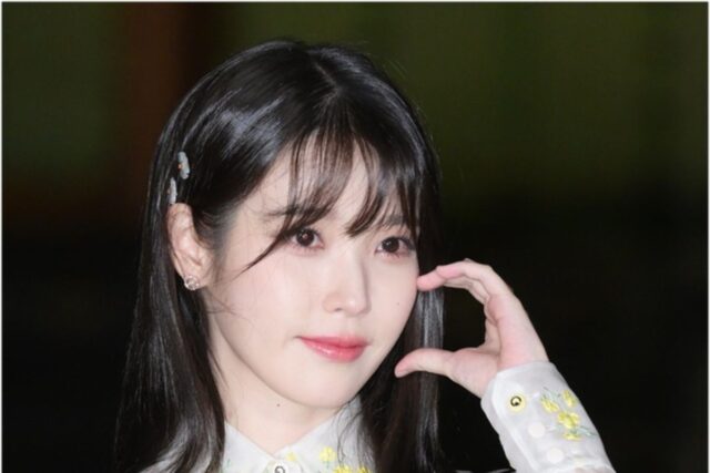 청초한 구찌 패션쇼 아이유 패션 플라워 시스루 원피스 & 재키1961 미니백 가격은?