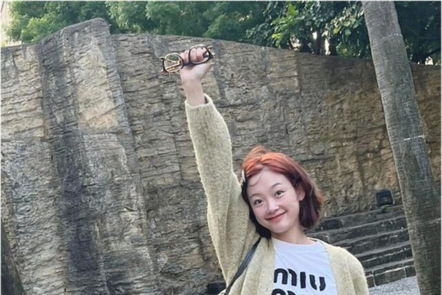 이유미 미우미우 마린 가디건 & 체크 숄더백 코디