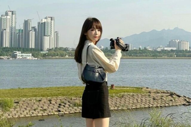 강민경 사복패션 속 뮬, 여름 운동화! 품절사태 예상돼