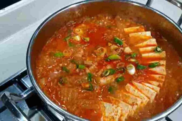 국물이 제대로 우러난 돼지고기 김치찌개 맛있게 만드는 방법~!!