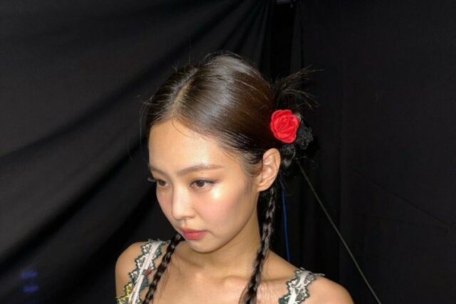 크롭탑 하나만으로 힙해지는 블랙핑크 제니 가격은?