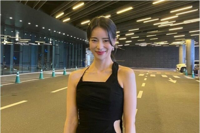 임지연 옷 유니크한 디테일의 자크뮈스 블랙원피스 코디