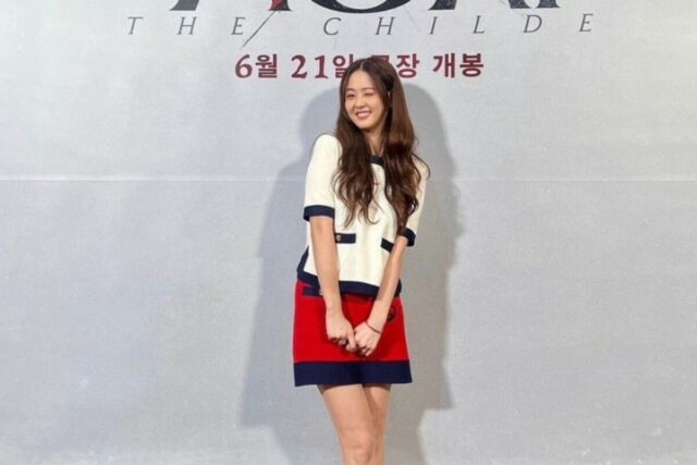 수수하고 청순한 고아라 빈티지 클래식 시사회 패션은?