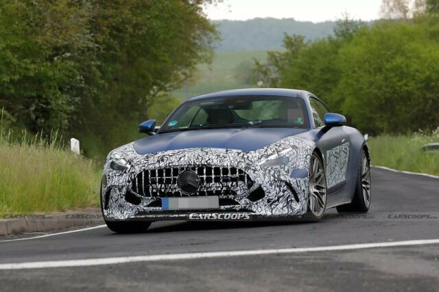올해 말 데뷔하는 ‘AMG GT’ 신형, 가벼운 위장막으로 스파이샷 포착