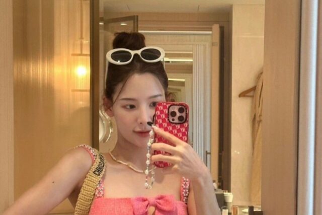 이나연 싱가폴 여행룩 패션, 러블리한 핑크 원피스는 셀프포트레이트