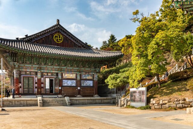 석탄일 가볼 만한 서울 지역 절집…무장애 사찰부터 황금 사찰까지
