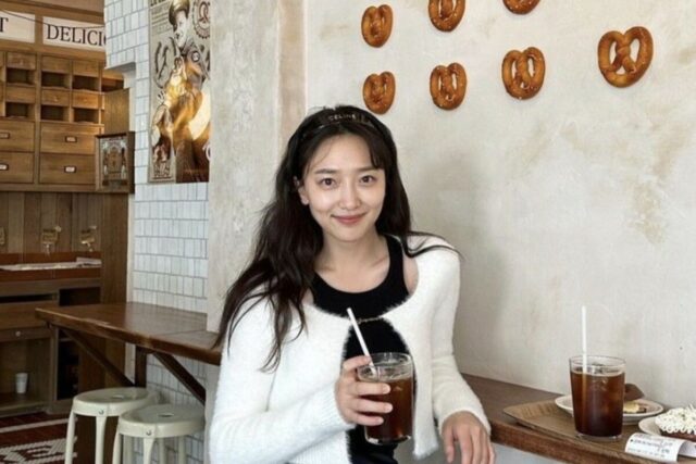 표예진 카페룩 패션 아이템 (자크뮈스 가디건, 더로우 쪼리, 셀린느 헤어밴드)