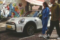 시선 끄는 ‘MINI 일렉트릭’… 원초적 주행 성능 새겼다
