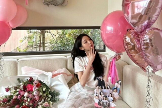 장원영 사복패션 SJSJ 티셔츠 스커트 오피스룩 아이템 참고