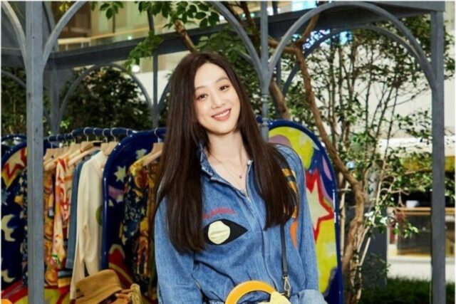 정려원 패션 마르니 데님 점프수트 & 크로쉐 버킷백 가격은?