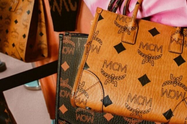 커지니 힙해졌다… 빅로고 담은 MCM ‘맥시 모노그램 컬렉션’