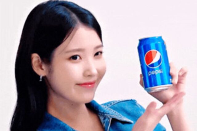 아이유 펩시화보! 자라 데님 원피스로 완성한 아이유 청청패션