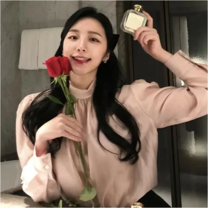 성해은 10만원대 러블리한 모크넥 블라우스 어디꺼?
