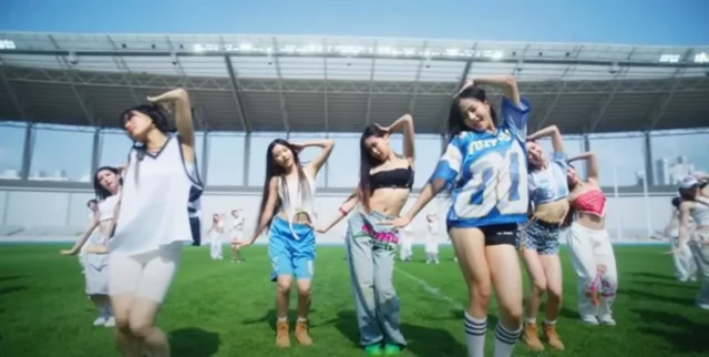 블록코어 패션 트렌드 따라잡기