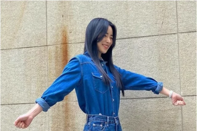 임지연 청청패션에 코디한 핑크 구두 하이힐 브랜드는?