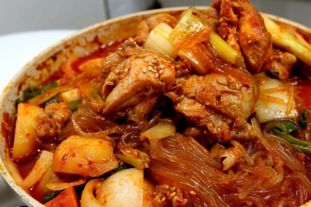 하루에 200마리가 팔린다고?! 유명 닭볶음탕 레시피