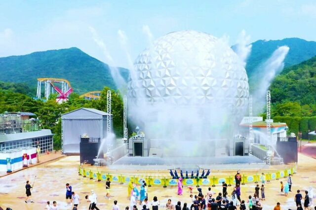 무려 하루 100t씩 물 폭탄 쏟아지는 여름 축제 성지
