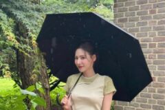 이나연 러블리한 사복패션 핑크 가방 가격은?