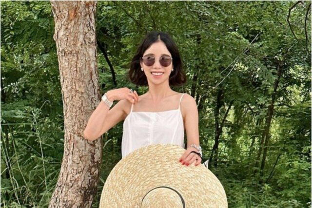기은세 10만원대 끈나시 화이트 원피스 여름코디 추천